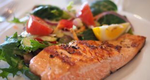 Gegrillter Lachs mit Salat