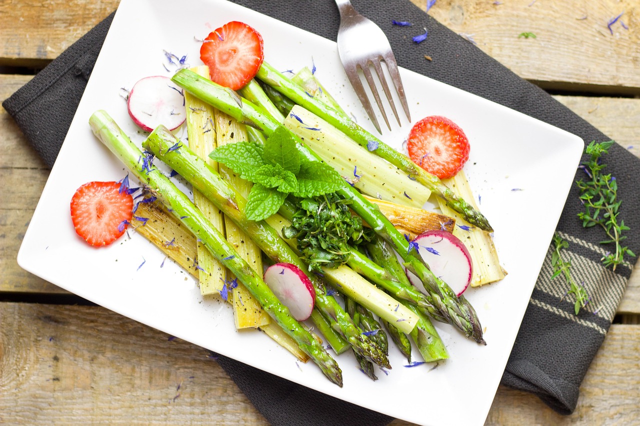 Erdbeer-Spargelsalat asparagus, strawberry, rhubarb, salad, vegetarian, healthy, meal, spring, kitchen, vegetables, cook, yummy, food, asparagus time, green, green asparagus, tasty, vitamins, purify, dish, low carb, low carb, low carb, low carb, low carb, low carb