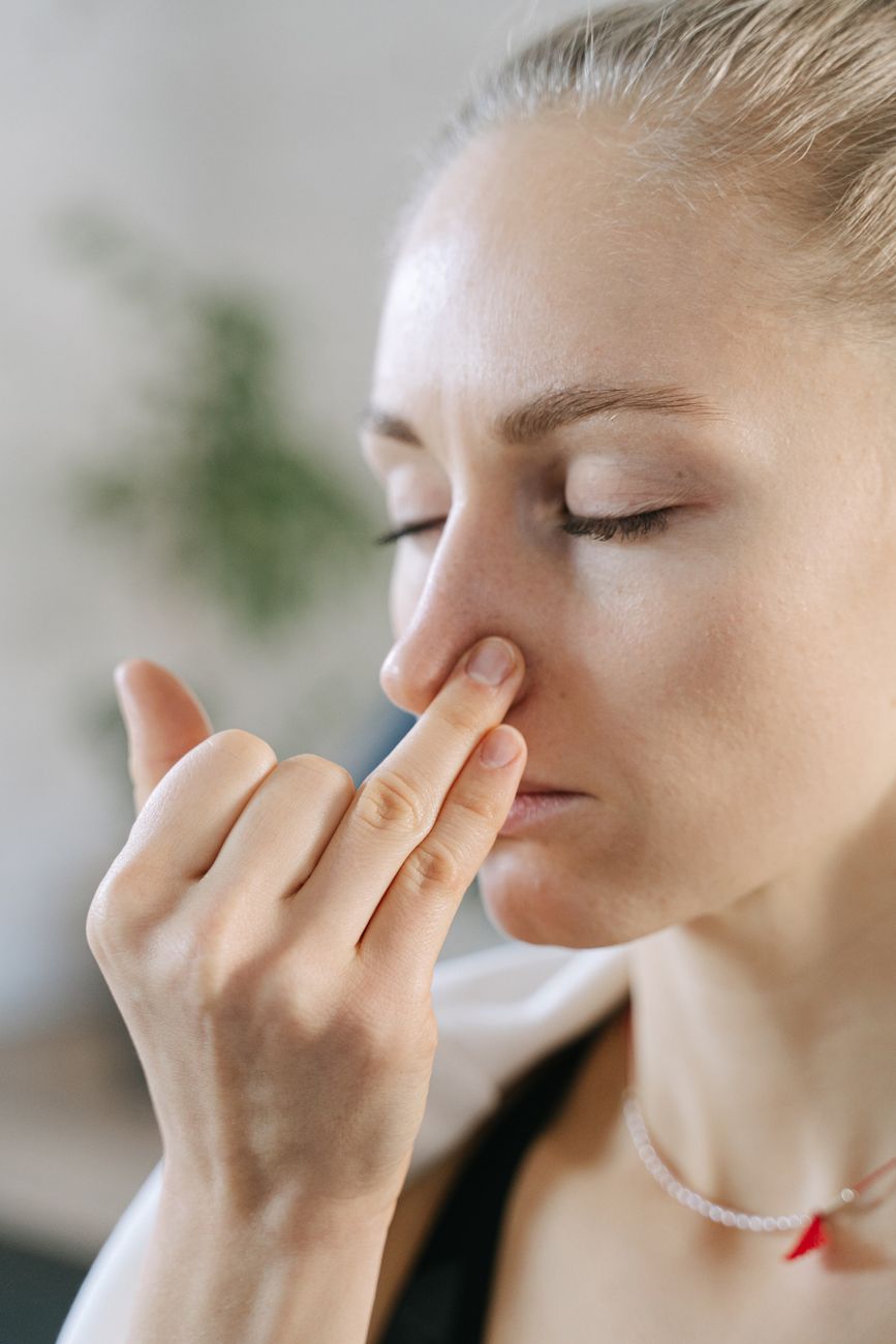 Wenn es mal wieder juckt! Close-up of a woman doing a breathing exercise with eyes closed indoors.